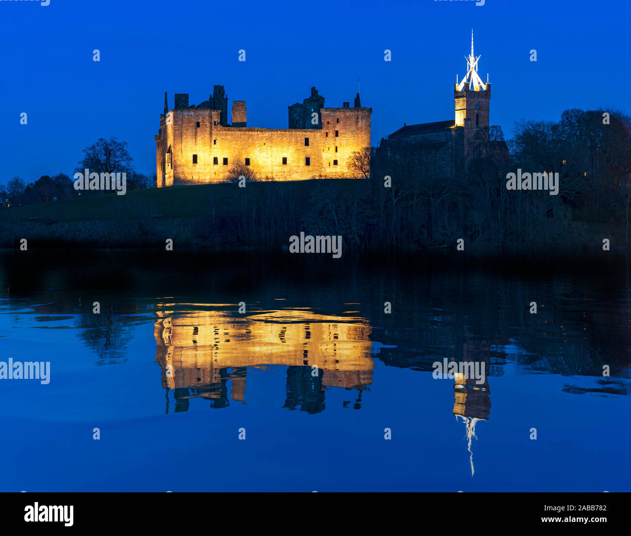 Anzeigen von Linlithgow Palace in der Nacht in Linlithgow, West Lothian, Schottland, Großbritannien. Geburtsort von Mary Queen of Scots. Stockfoto