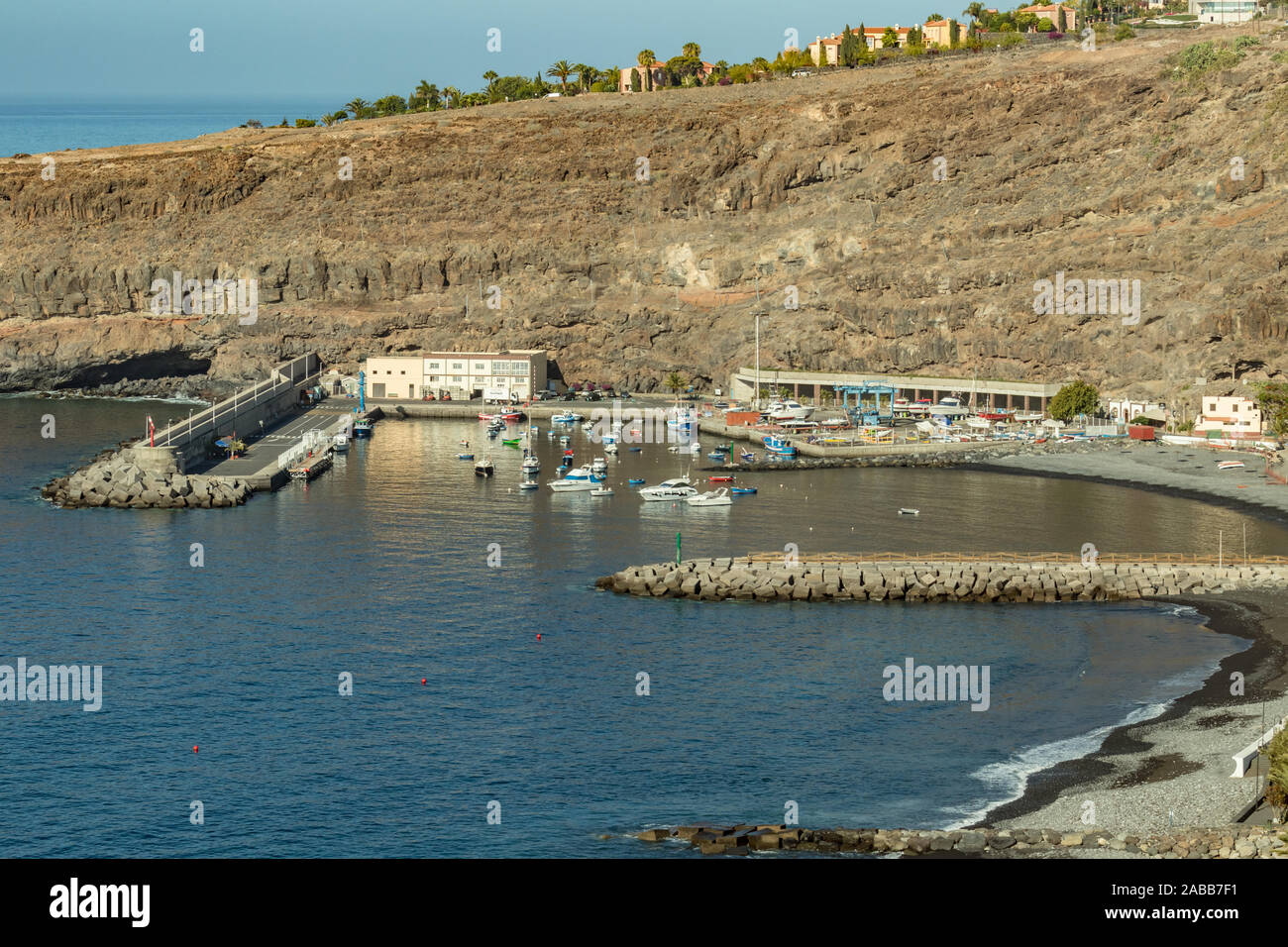 Am frühen Morgen des ruhigen warmen, sonnigen Wetter am Strand und Hafen. Luftaufnahme von Playa de Santiago. Panoramablick, Fisheye objektiv, Weitwinkel. La Gomera, Stockfoto