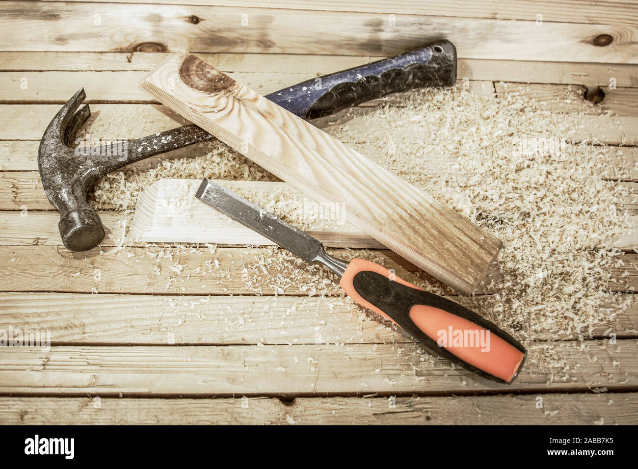 Holzarbeiten Tools auf den Brettern Hintergrund. Stockfoto