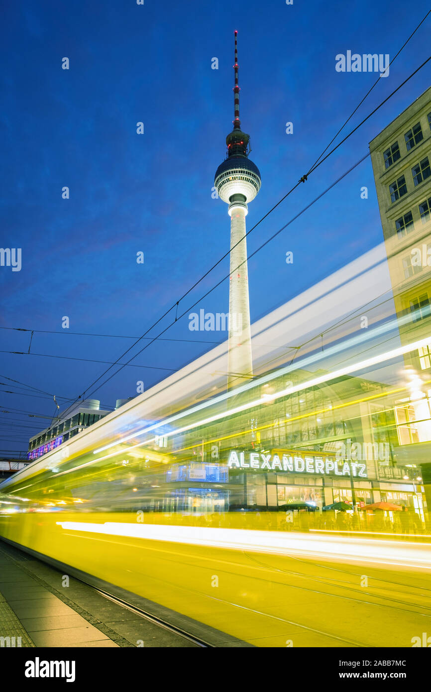 Nacht Blick von der Straßenbahn am Alexanderplatz in Mitte Berlin Deutschland Stockfoto