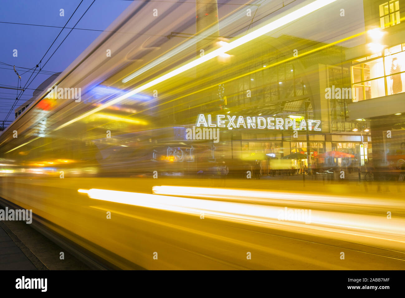 Nacht Blick von der Straßenbahn am Alexanderplatz in Mitte Berlin Deutschland Stockfoto