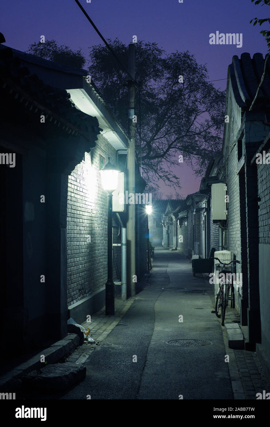 Blick auf die Altstadt hutong Lane oder in der Nacht in Peking, China Stockfoto