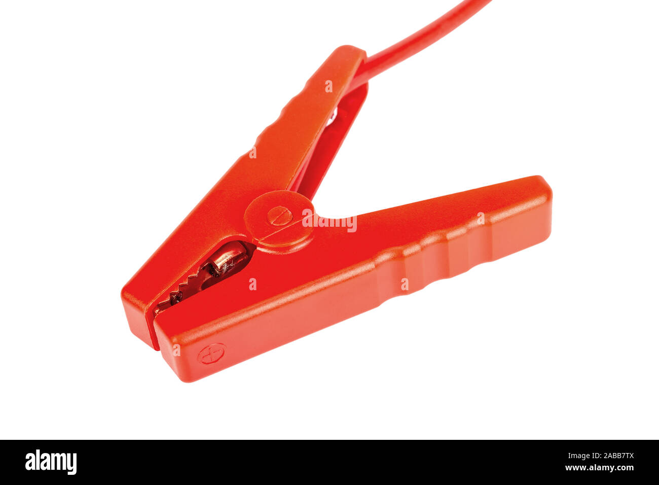 Rote Klemme für Überbrückungskabel Booster oder Ladegerät Autobatterie auf weißem Hintergrund. Stockfoto