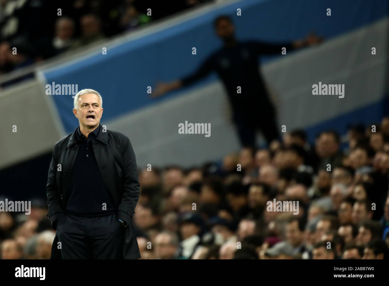 Tottenham Hotspur Stadion, London, UK. 26 Nov, 2019. UEFA Champions League Fußball, Tottenham Hotspur gegen Olympiakos Piräus, eine niedergeschlagene Tottenham Hotspur Manager Jose Mourinho als Youssef El Arabi von Olympiakos Kerben für 0-1 in der 6. Minute - Redaktionelle Verwendung Credit: Aktion plus Sport/Alamy Live News Credit: Aktion Plus Sport Bilder/Alamy leben Nachrichten Stockfoto