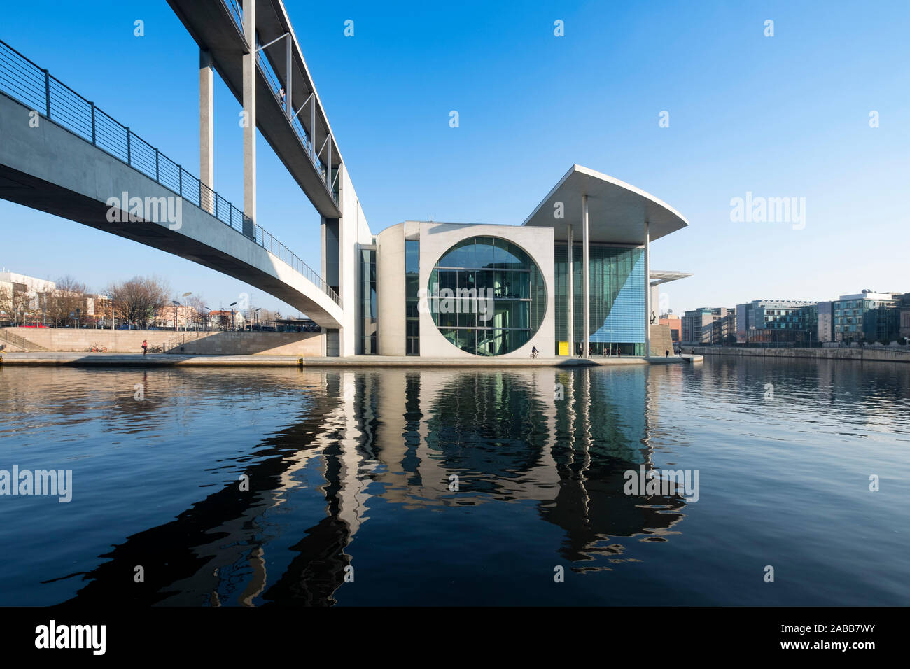 Externe Ansicht der modernen Regierungsgebäuden Marie-Elisabeth-Luders-Haus auf der Spree im Zentrum von Berlin, Deutschland Stockfoto