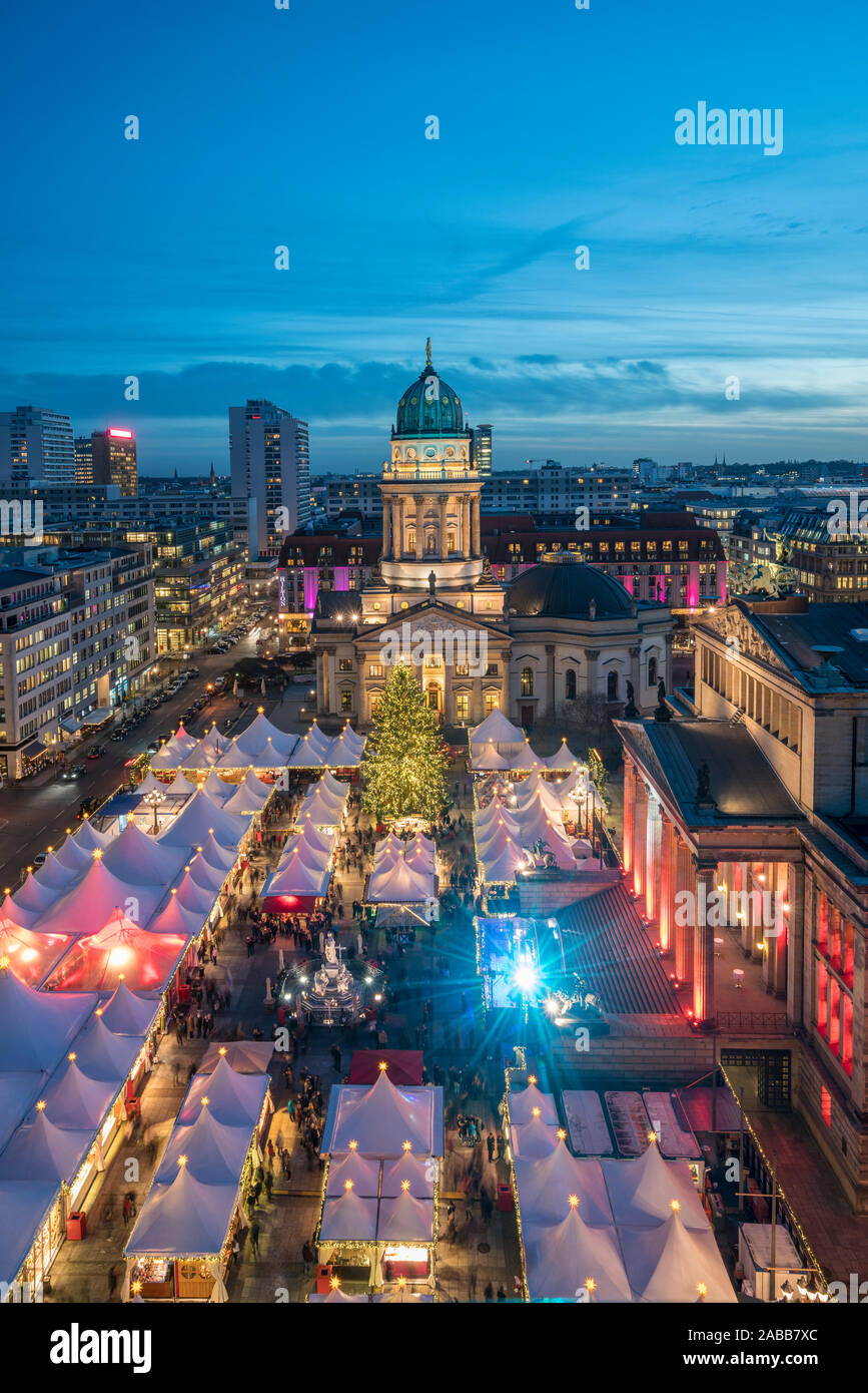 Weihnachtsmarkt in der Nacht am Gendarmenmarkt in Berlin-Mitte Berlin, Deutschland 2016 Stockfoto