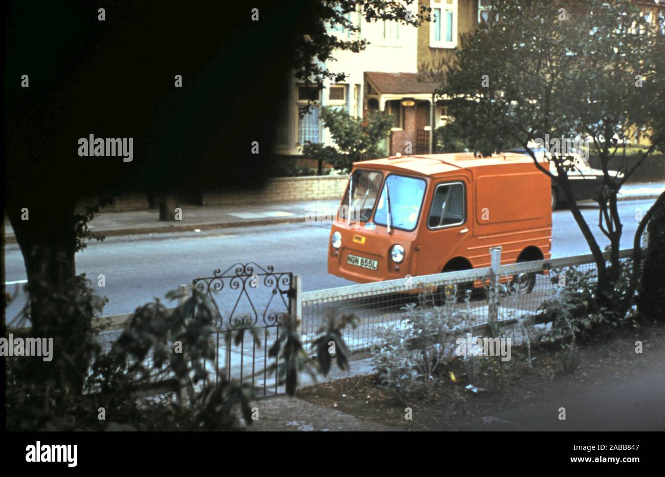 Vintage Ex-Postal Lieferwagen - Street Scene - Foto ca. Ende der 60er, Anfang der 70er Jahre, Essex, Großbritannien Stockfoto