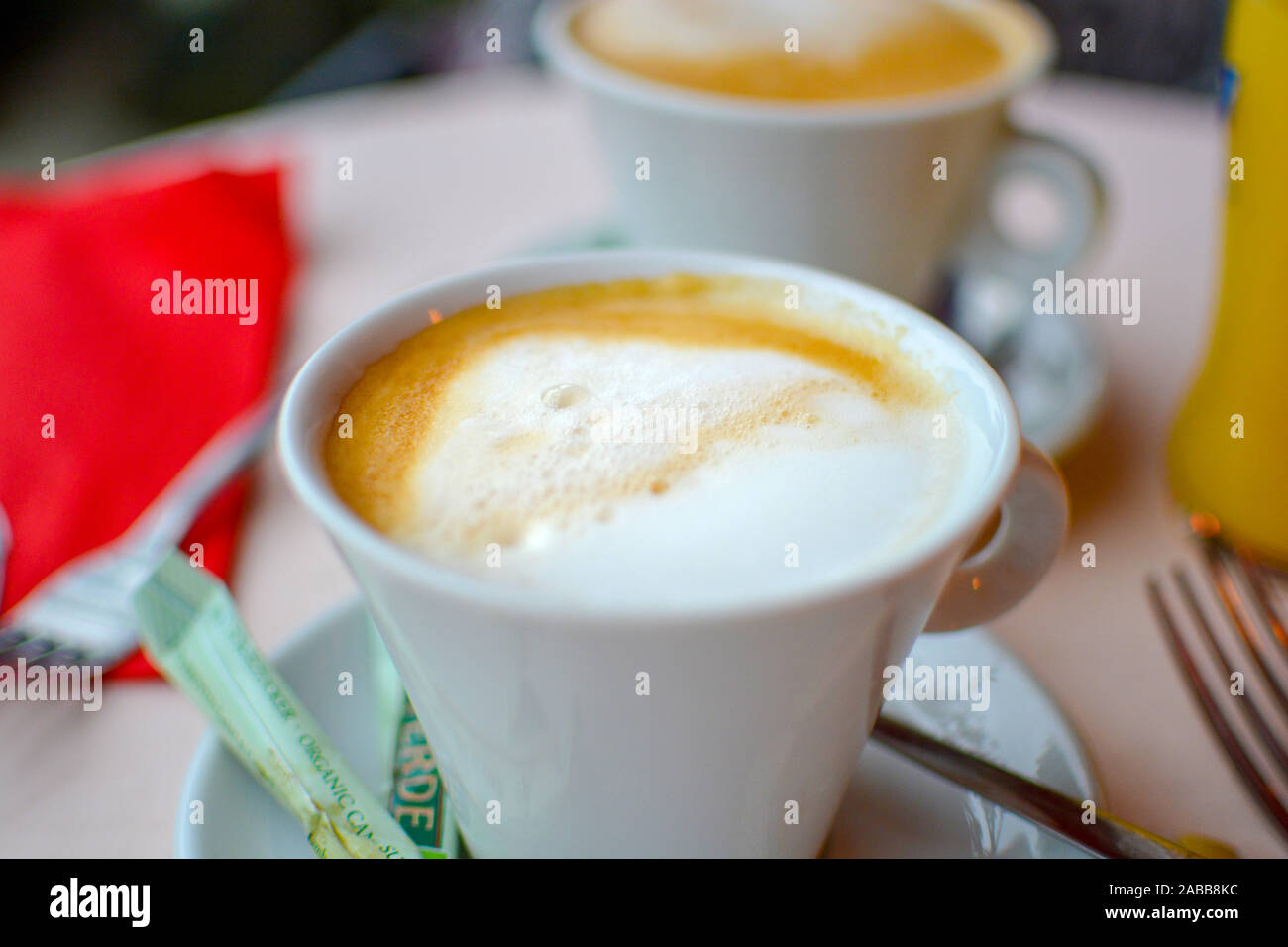 Nahaufnahme von einem Tisch mit zwei Tassen Kaffee oder Cappuccino mit Milchschaum auf der Oberseite. Stockfoto