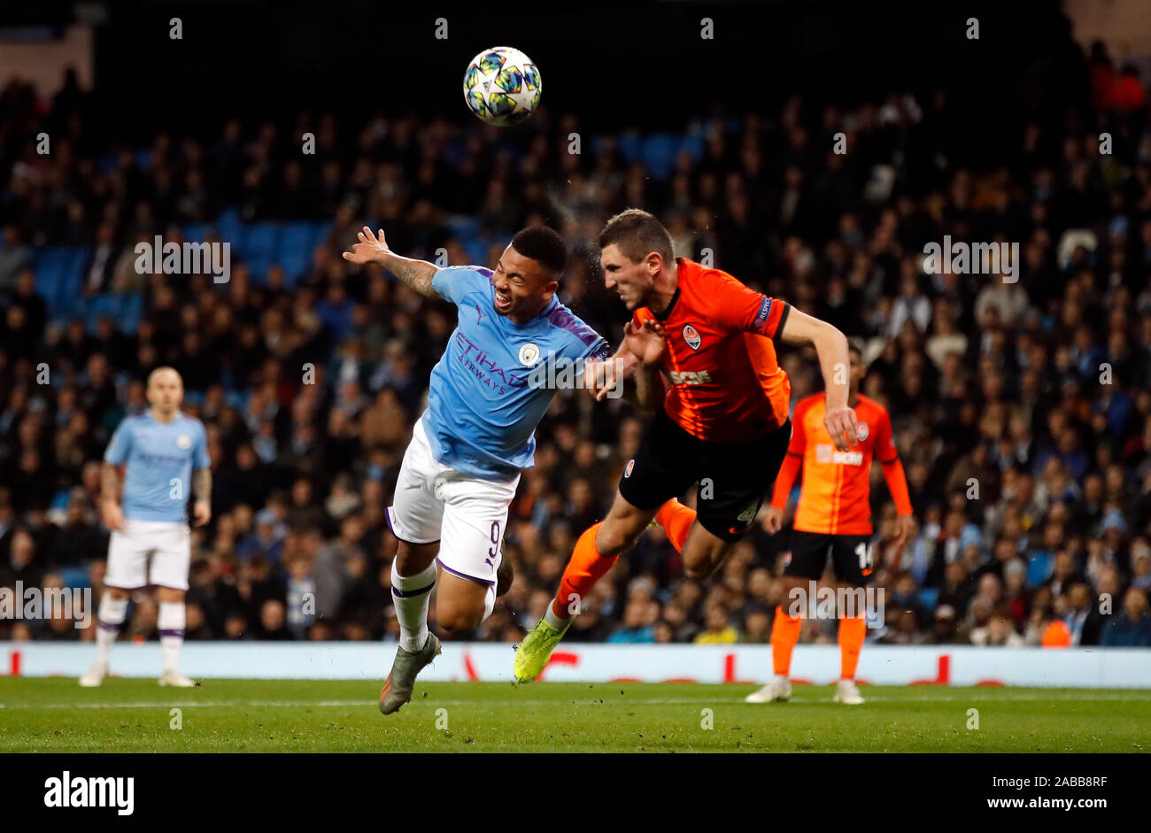 Von Manchester City Gabriel Jesus (links) und Shakhtar Donetsk von Sergiy Kryvtsov Kampf um den Ball in der Luft während der UEFA Champions League Gruppe C Gleiches an Etihad Stadium, Manchester. Stockfoto