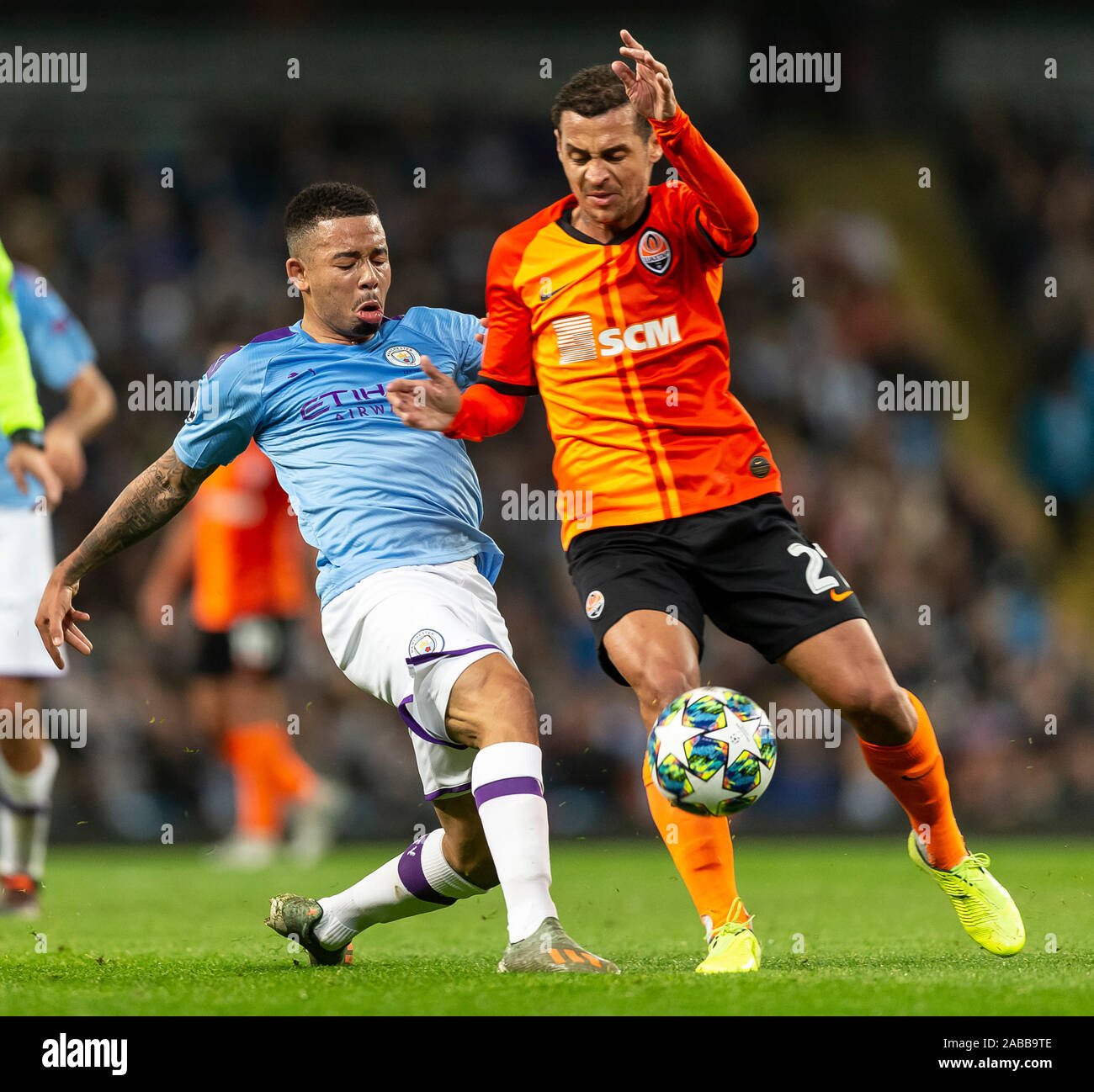 Manchester, Großbritannien. 26 Nov, 2019. Gabriel Jesus von Manchester City und Alan Patrick von Shakhtar Donetsk während der UEFA Champions League Gruppe C Spiel zwischen Manchester City und Shakhtar Donetsk am Etihad Stadium am 26. November 2019 in Manchester, England. (Foto von Daniel Chesterton/phcimages.com) Credit: PHC Images/Alamy leben Nachrichten Stockfoto