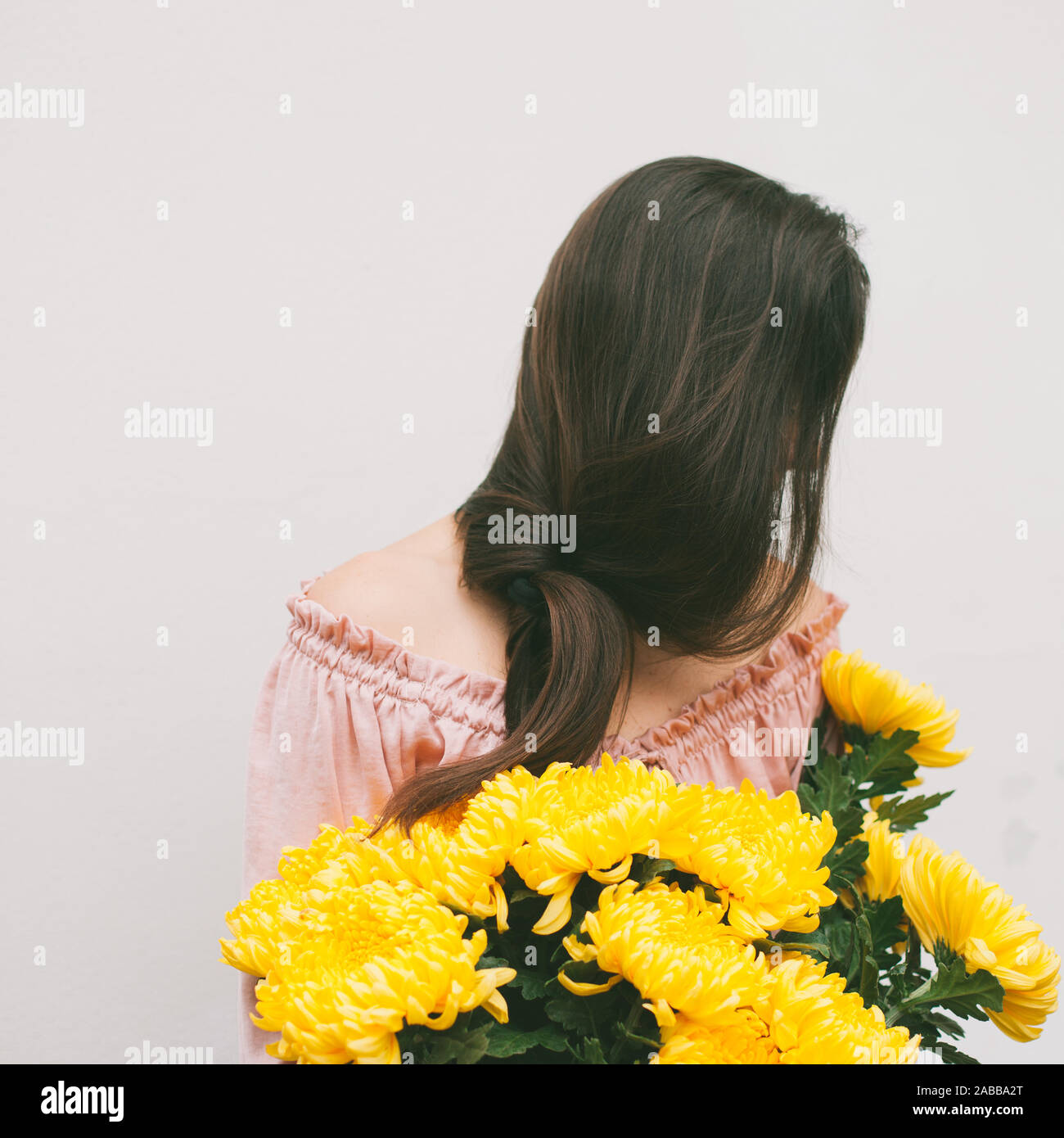 Portrait von einer Frau mit einem Bündel gelbe Chrysantheme Blumen Stockfoto