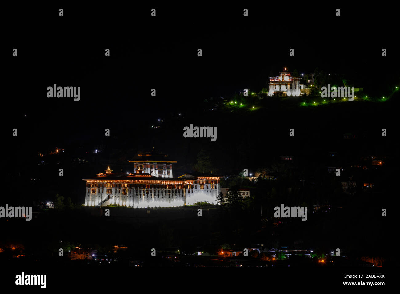 Paro Dzong und Ta-Dzong bei Nacht, Paro, Bhutan Stockfoto