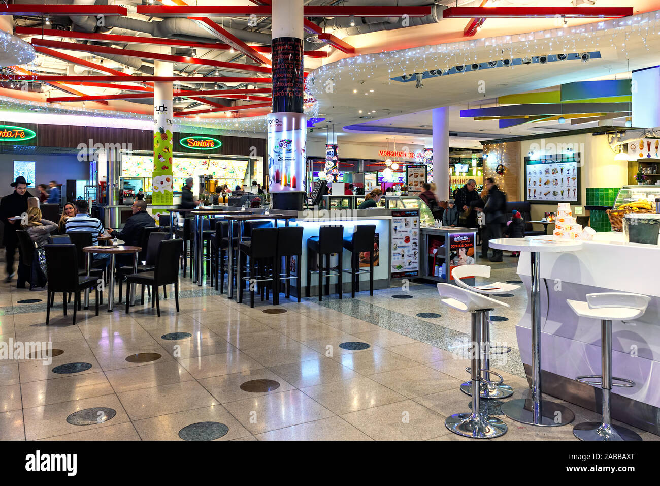 Restaurants und Bars in der oberen Etage von Palladium Mall Dekoration für Weihnachten Urlaub in Prag, Tschechische Republik. Stockfoto