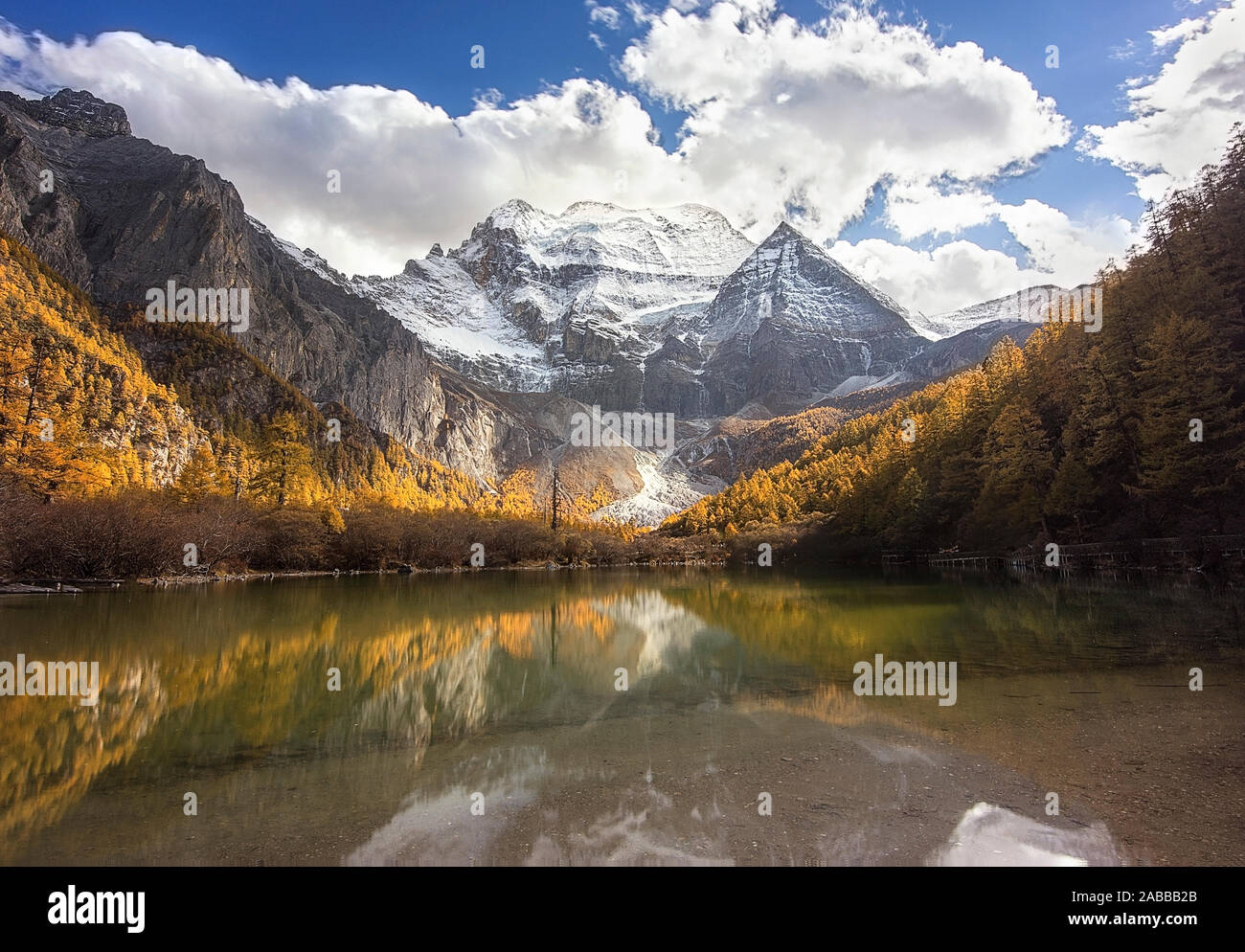 Berg Reflexionen in einem See, Naturschutzgebiet, daocheng Yading, Sichuan, China Stockfoto