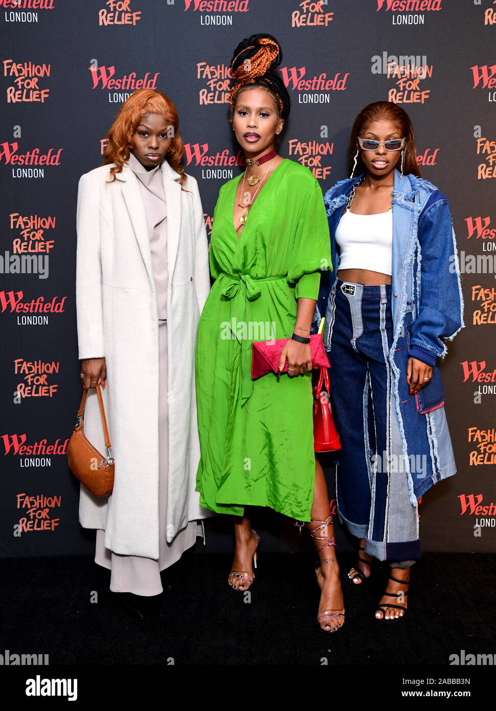 IAMDDB (Mitte), Jasmin Mcking (links) und Jennifer Mcking besucht die Fashion für Relief Liebe Pop-up Stores gestartet am Westfield, London. Stockfoto