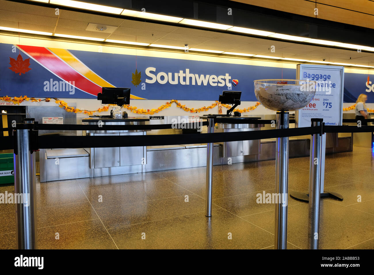 Leere Southwest Airlines Check-in-Schalter zur Weihnachtszeit Seattle-Tacoma International Airport, Seattle, Washington, USA. Stockfoto