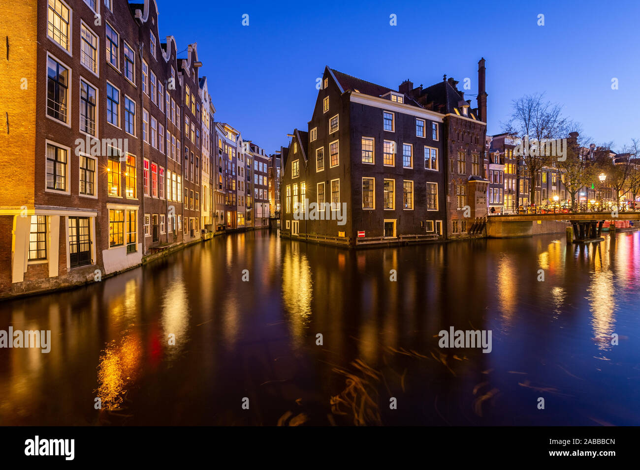 Rotlichtviertel Mittelhaus in der Nacht. Amsterdam, Niederlande Stockfoto