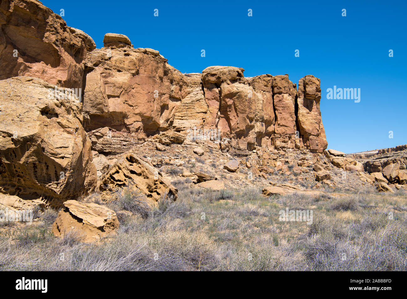 Die Klippen von Chaco Canyon im Chaco Culture National Historical Park, ein Weltkulturerbe in New Mexico, USA Stockfoto