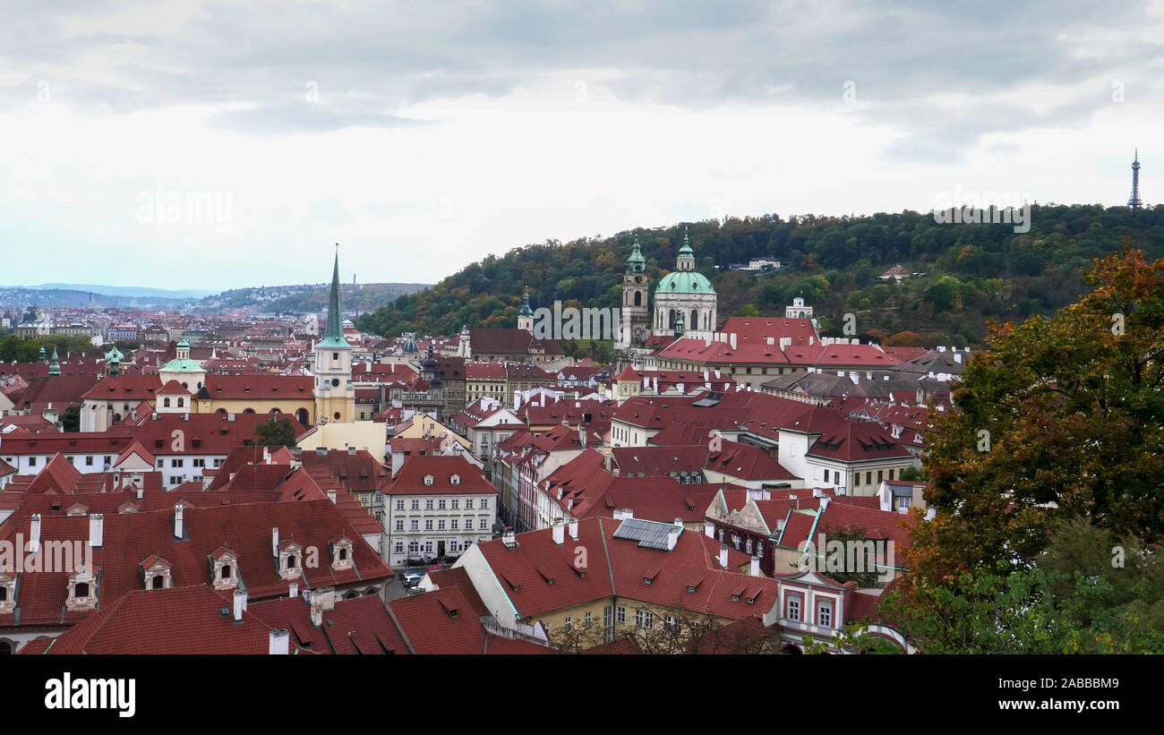 Die roten Ziegeldächer der Prager Gebäude, die von der Prager Burg zu sehen Stockfoto