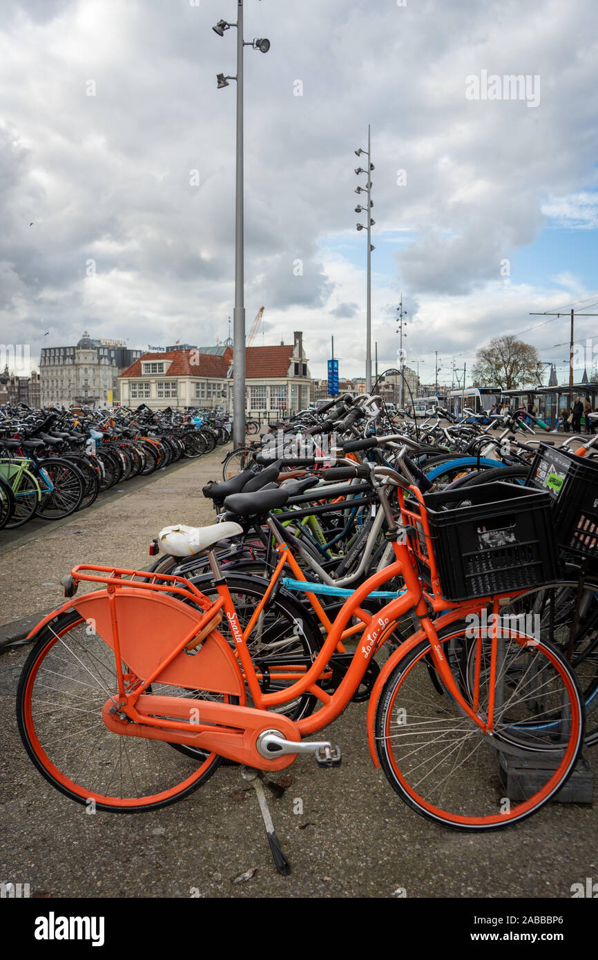 Stapel der Fahrräder in der Nähe vom Hauptbahnhof in Amsterdam geparkt Stockfoto