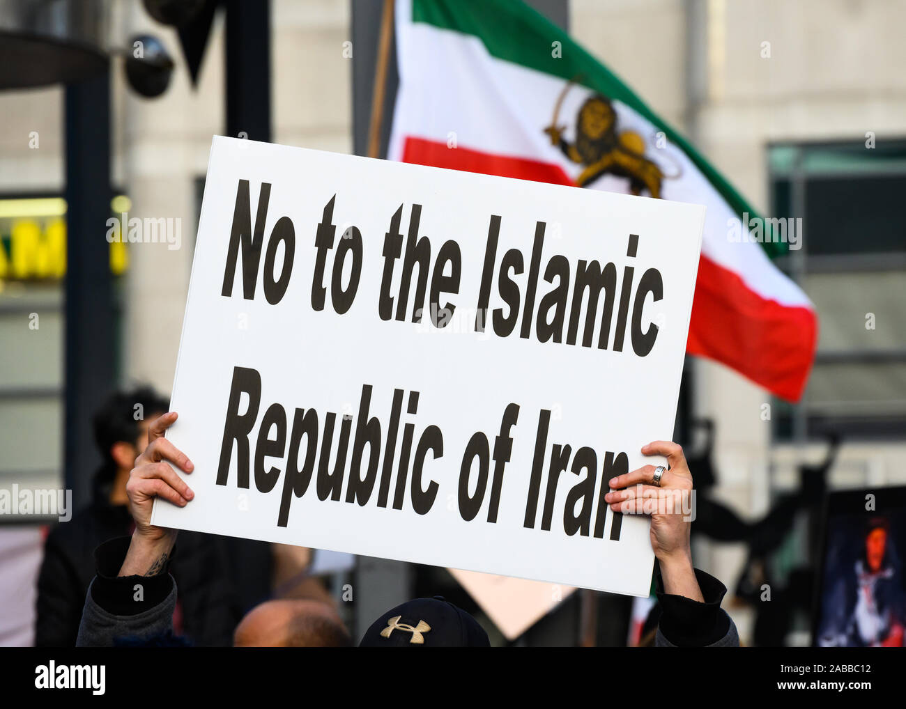 Torontonians versammeln sich Mel Lastman Square Unterstützung für die Protestierenden im Iran verurteilt das Regime, während ein pre-revolution Wellen Flagge zu zeigen. Stockfoto