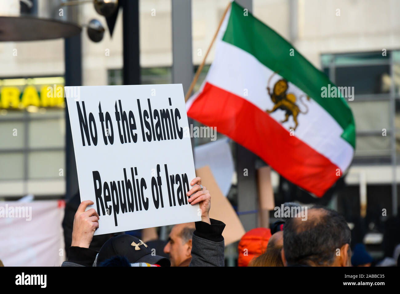 Torontonians versammeln sich Mel Lastman Square Unterstützung für die Protestierenden im Iran verurteilt das Regime, während ein pre-revolution Wellen Flagge zu zeigen. Stockfoto