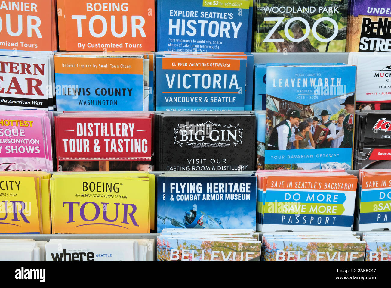 Touristische Broschüren und Karten für lokale Sehenswürdigkeiten auf Anzeige an der internationale Flughafen Seattle-Tacoma, Seattle, Washington, USA. Stockfoto