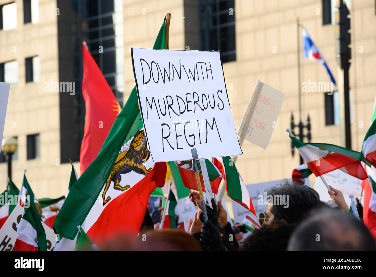 Torontonians versammeln sich Mel Lastman Square Unterstützung für die Protestierenden im Iran verurteilt das Regime, während ein pre-revolution Wellen Flagge zu zeigen. Stockfoto