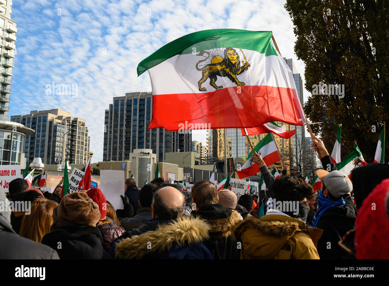 Torontonians versammeln sich Mel Lastman Square Unterstützung für die Protestierenden im Iran verurteilt das Regime, während ein pre-revolution Wellen Flagge zu zeigen. Stockfoto