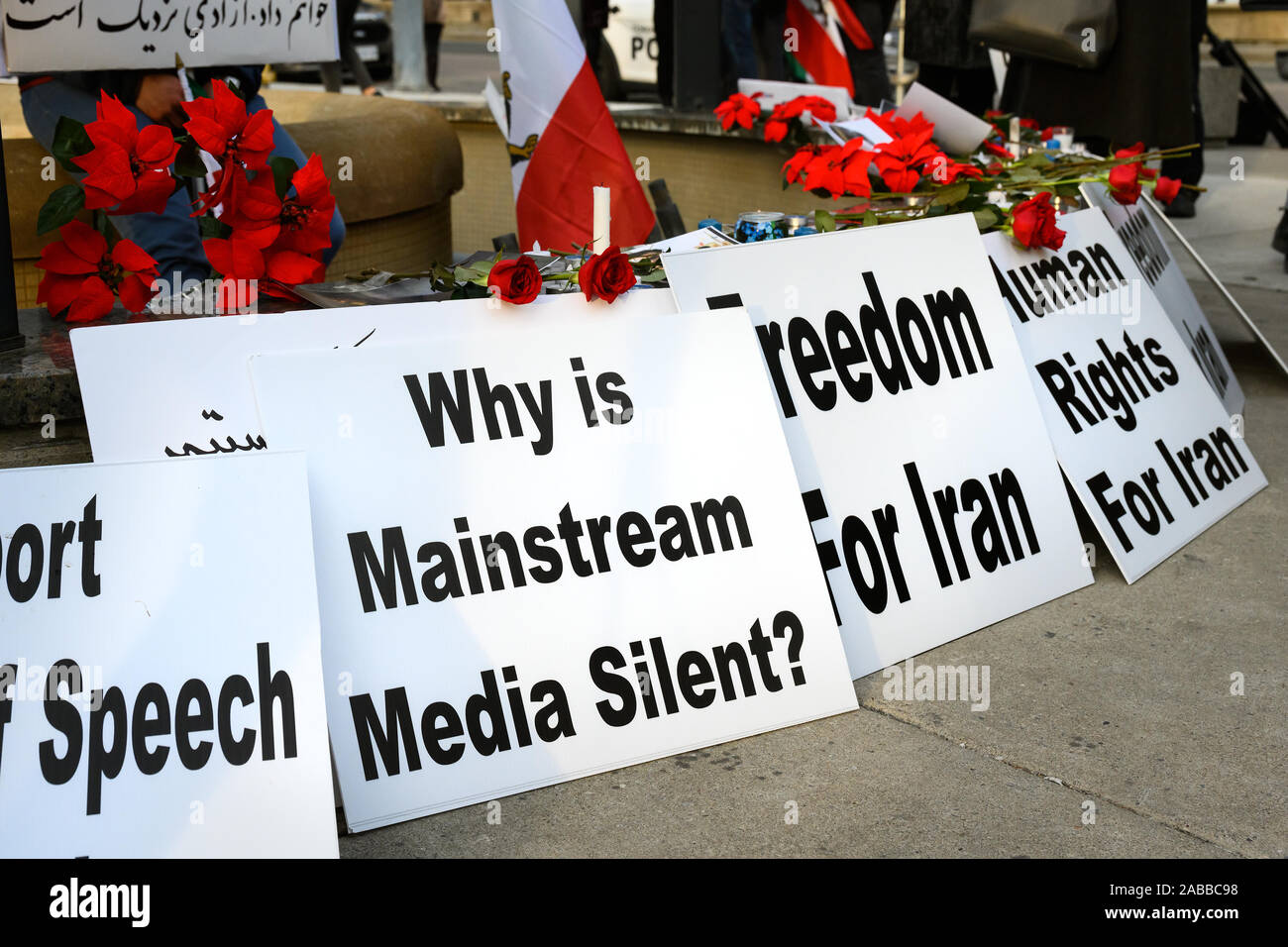 Torontonians versammeln sich Mel Lastman Square Unterstützung für die Protestierenden im Iran verurteilt die Medien für ihr Schweigen zu zeigen. Stockfoto