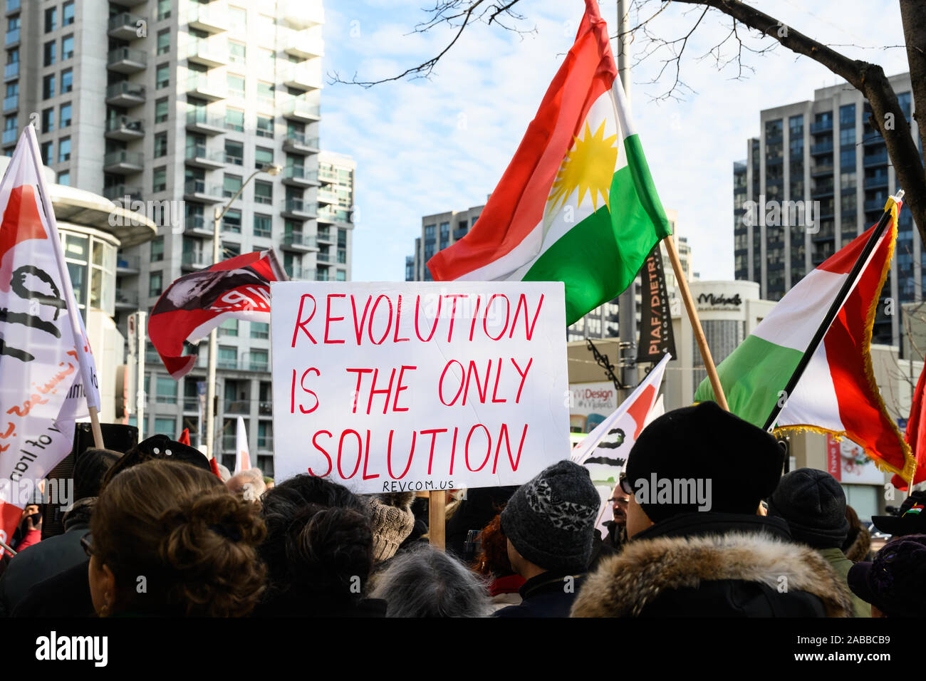 Torontonians versammeln sich Mel Lastman Square Unterstützung für die Protestierenden im Iran Am 23. November 2019 zu zeigen, kurdischen und Shir o Khorshid flags Wave Stockfoto