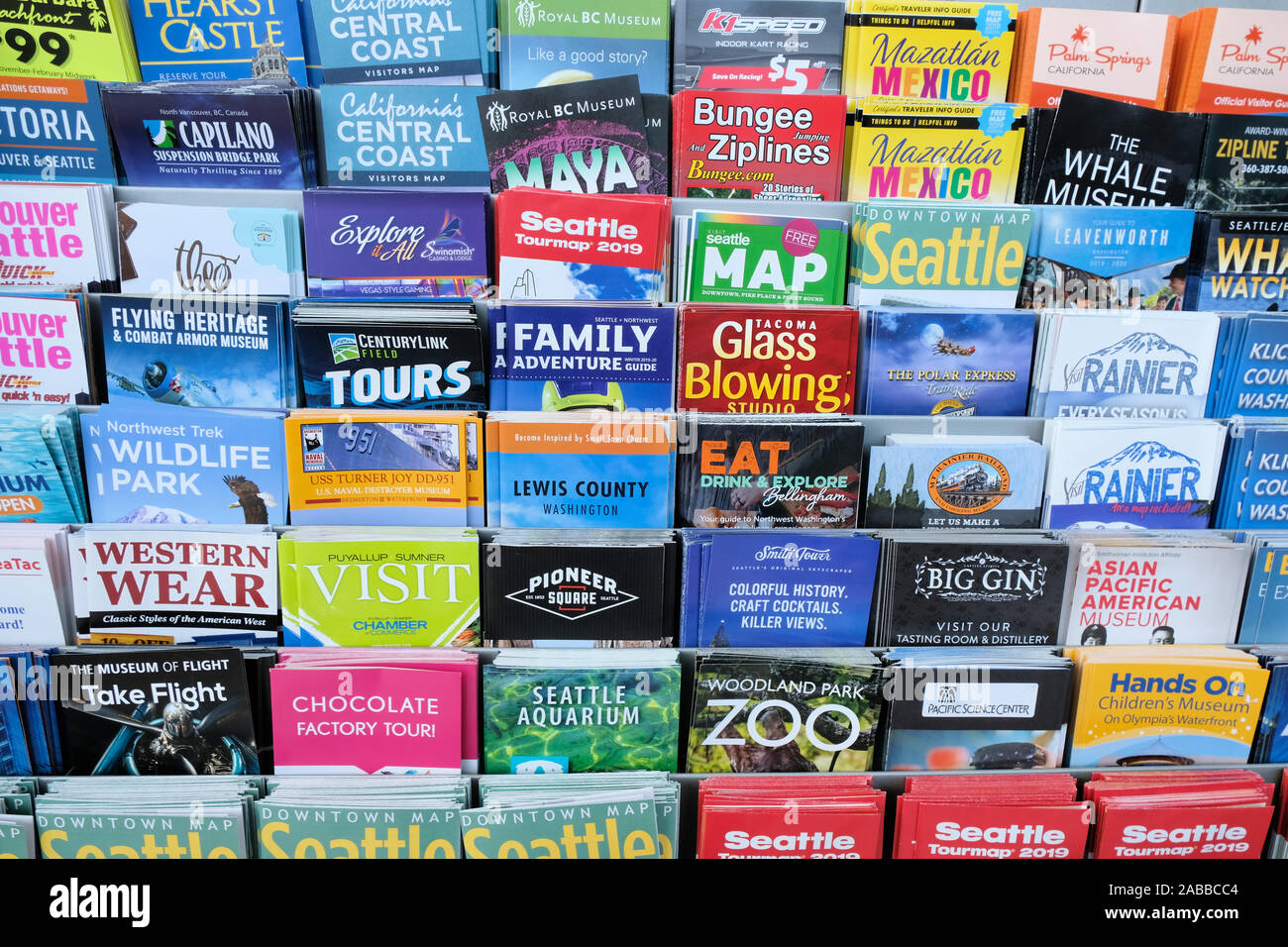 Touristische Broschüren und Karten für lokale Sehenswürdigkeiten auf Anzeige an der internationale Flughafen Seattle-Tacoma, Seattle, Washington, USA. Stockfoto