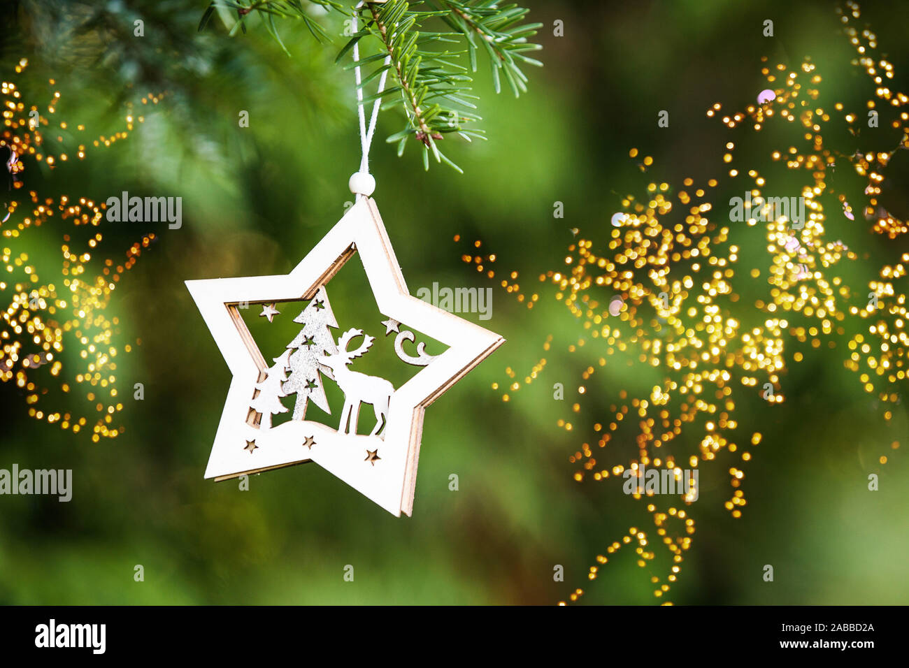 Weihnachtsbaum Ornamente auf Tannenbaum Stockfoto