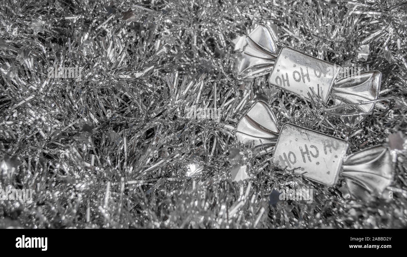 Silber lametta Hintergrund und Ho Ho Ho candy Schmuck Weihnachten Dekoration Abbildung mit Kopie Raum Stockfoto