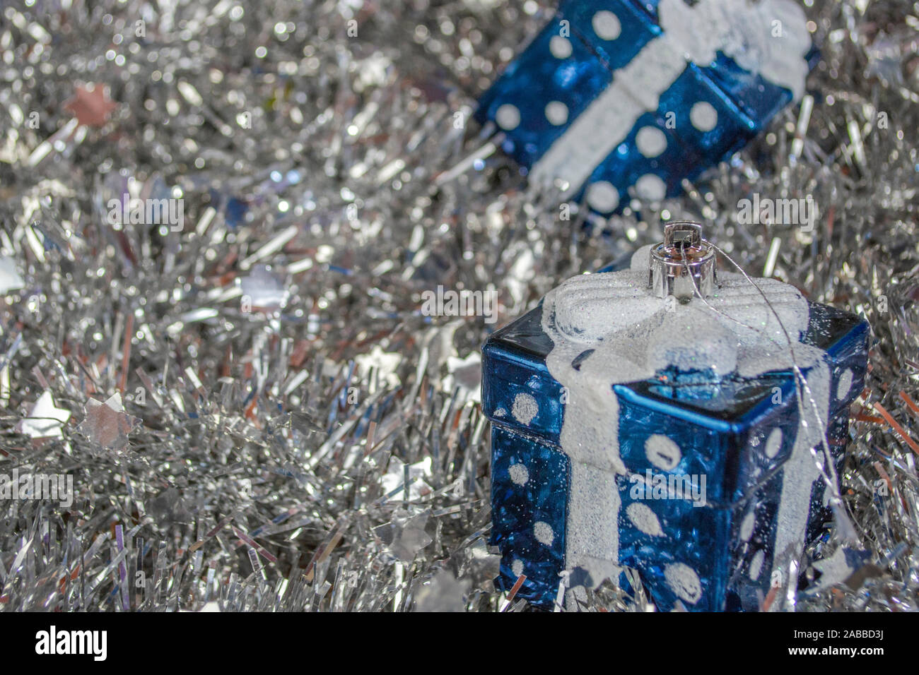 Silber Lametta und blau Geschenke Weihnachten Dekoration Abbildung mit Kopie Raum Stockfoto