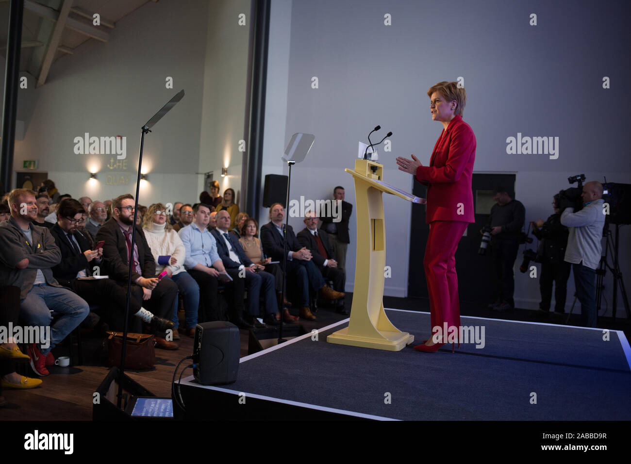 Erster Minister und Leiter der Scottish National Party, Nicola Stör, spricht auf einer Party Rally, in Dundee, Schottland, am 20. November 2019. Stockfoto