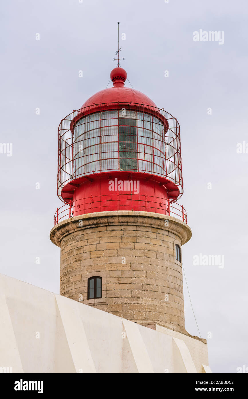 Die rote Kuppel und Steinblock Basis der Leuchtturm am Cabo de Sao Vicente in Portugal Stockfoto