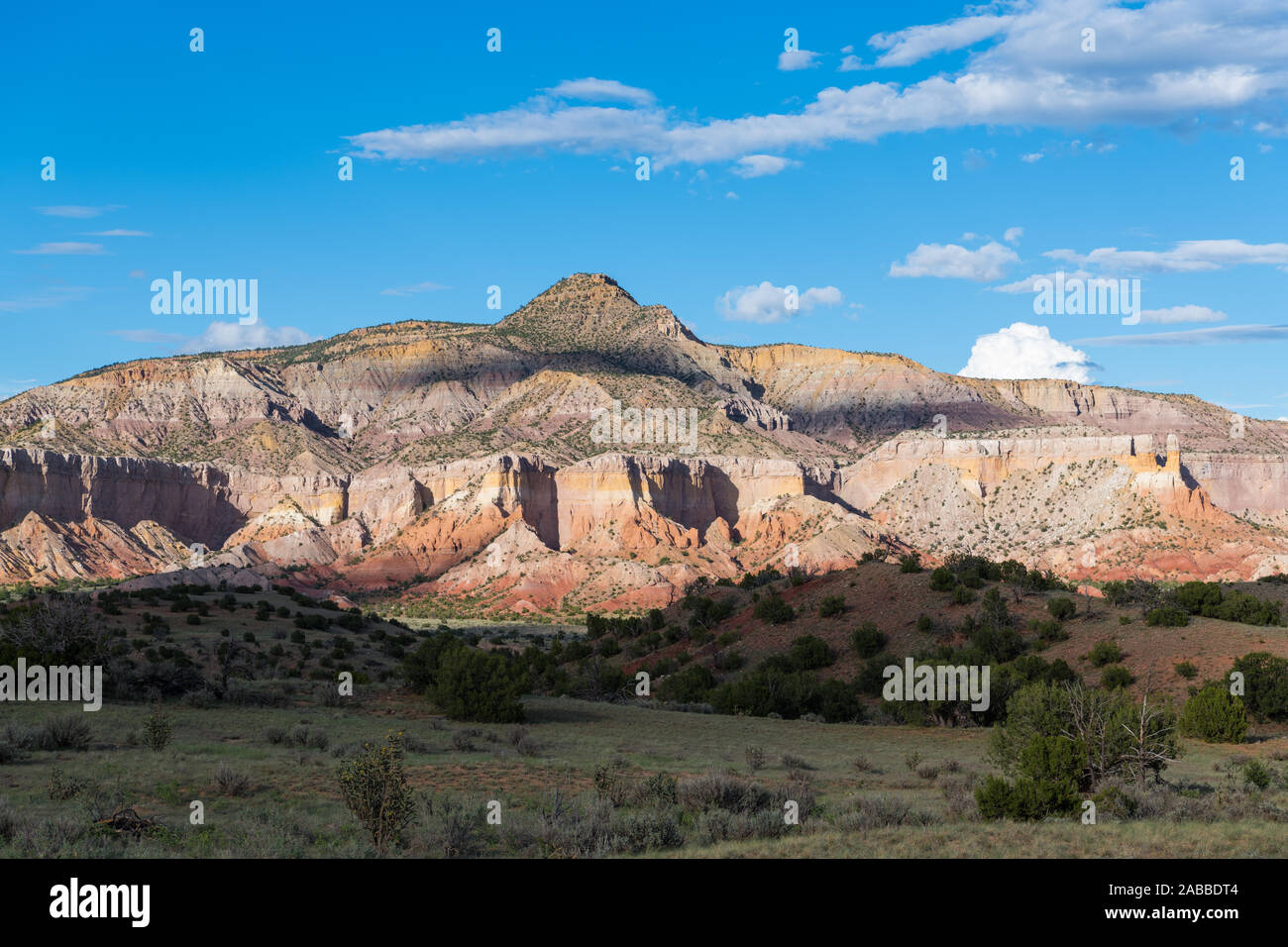 Bunte Sandstein Klippen und Felsen durch die untergehende Sonne auf Ghost Ranch in der Nähe von Yorktown, Virginia, USA gefundenen Stockfoto