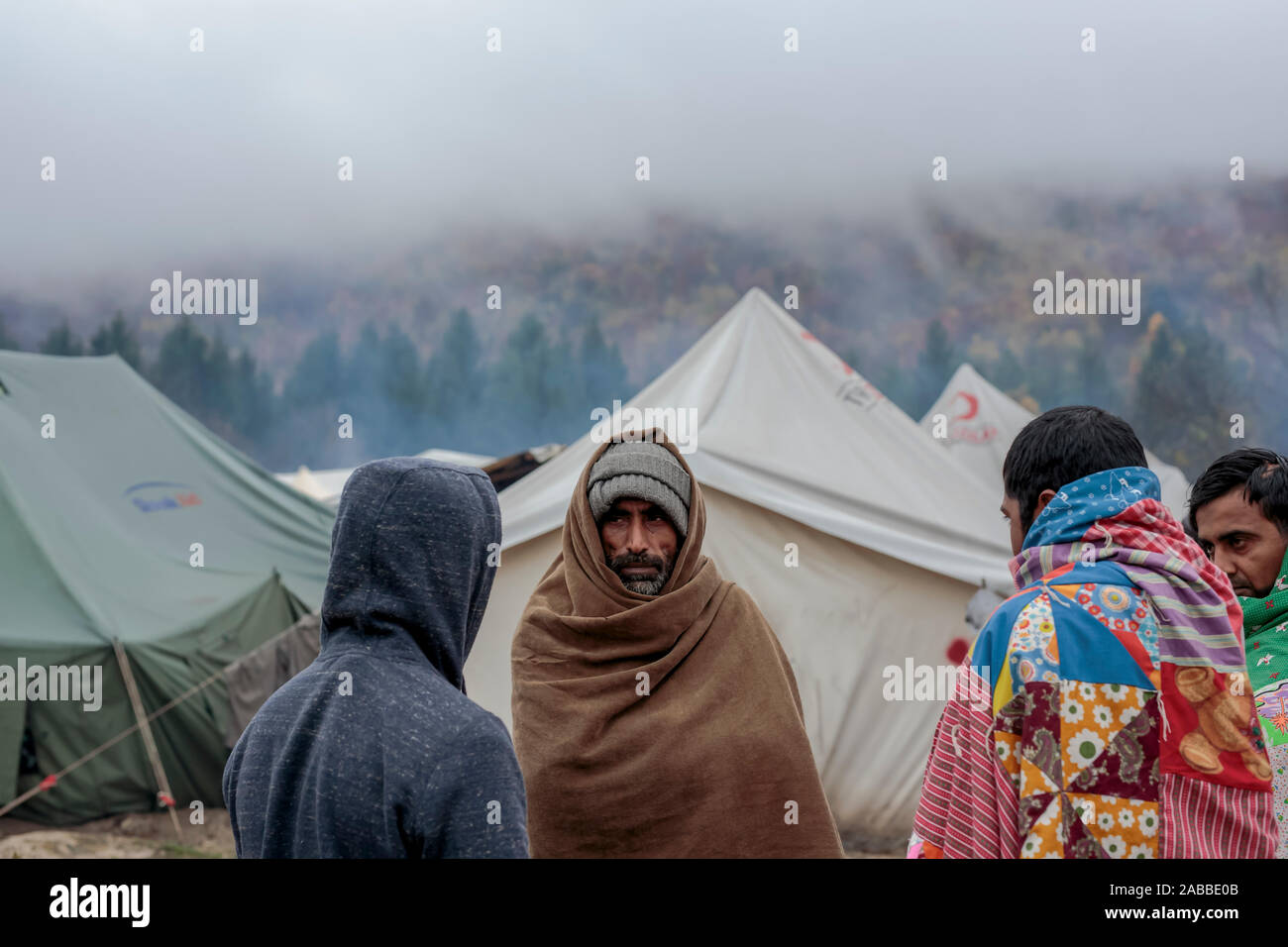 Illegale Migranten an Migranten camp Spaziergänge unter Zelte, am Mittwoch, den 20. November 2019, am Lager "Vucjak", am Rande der Stadt Bihac, in Bosnien. Stockfoto