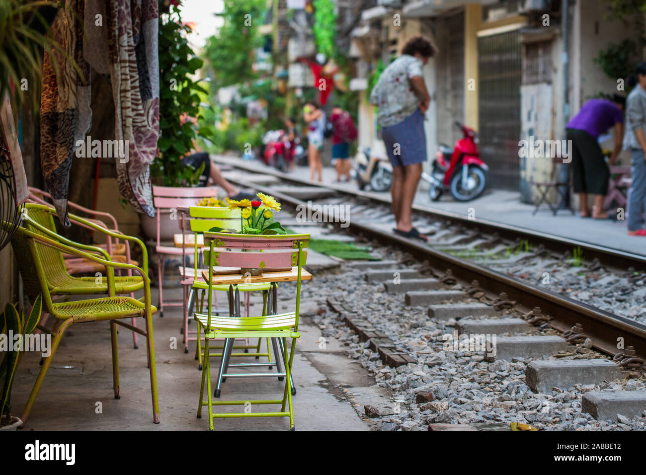 Tische und Stühle für bis neben dem berühmten Bahnhof Straße in Hanoi, fertig zur, wann der nächste Zug kommt Stockfoto