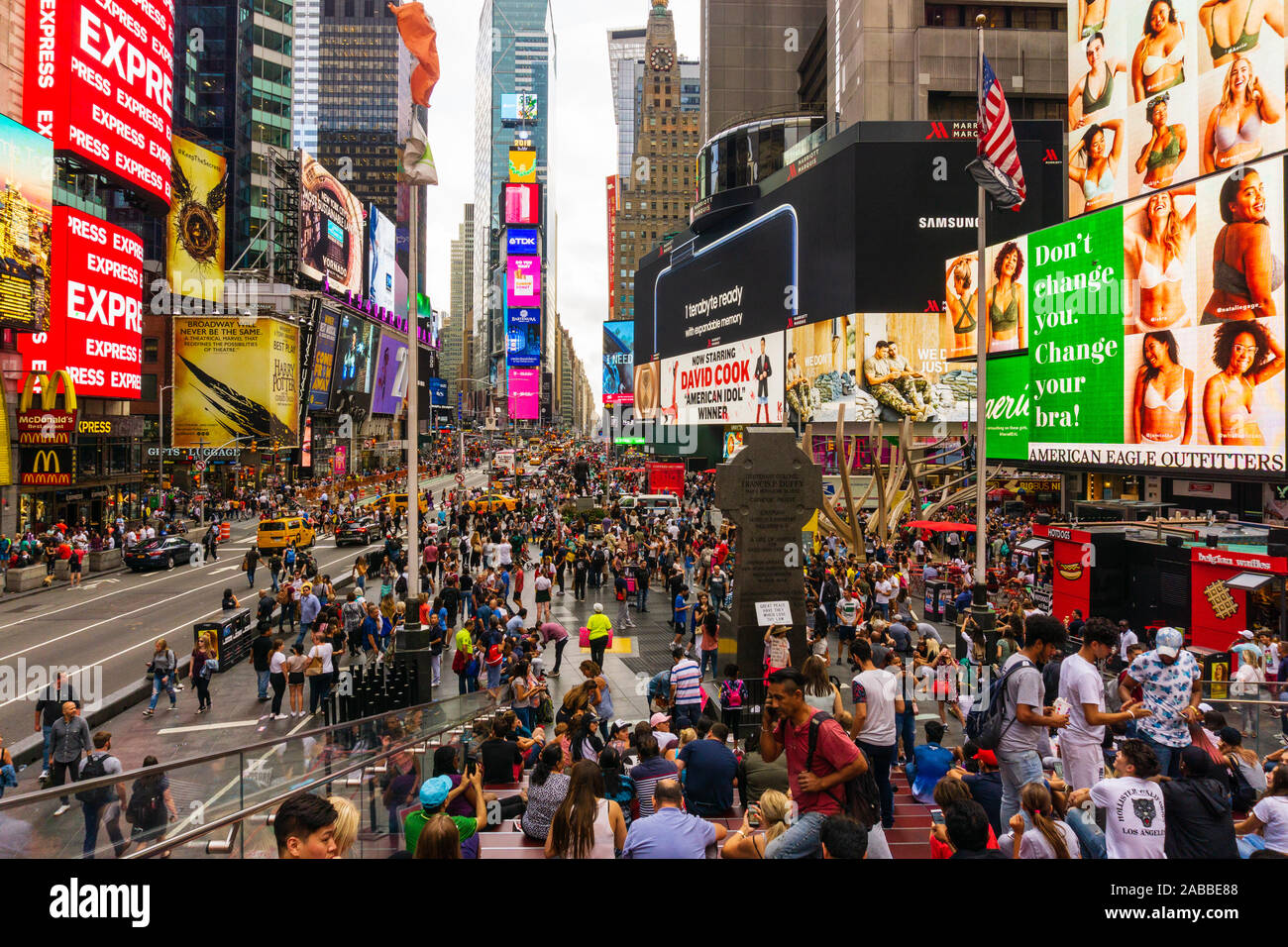 New York, USA - 20.August 2018: Touristen in Times Square am Abend. Mehr als 50 Millionen Menschen besuchen jedes Jahr in New York. Stockfoto