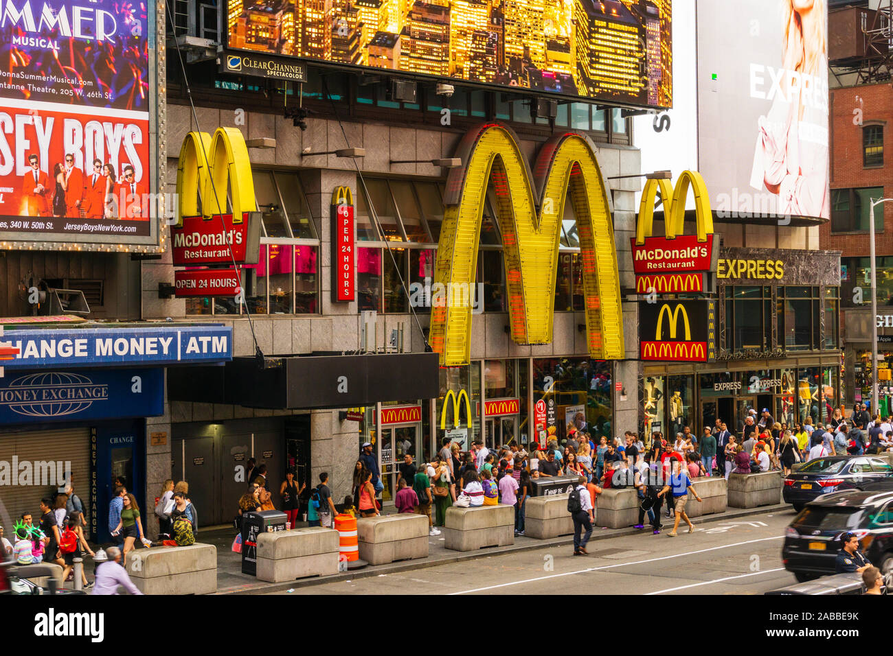 New York, USA - 20.August 2018: Außen von McDonald's Restaurant in Times Square, New York. Stockfoto