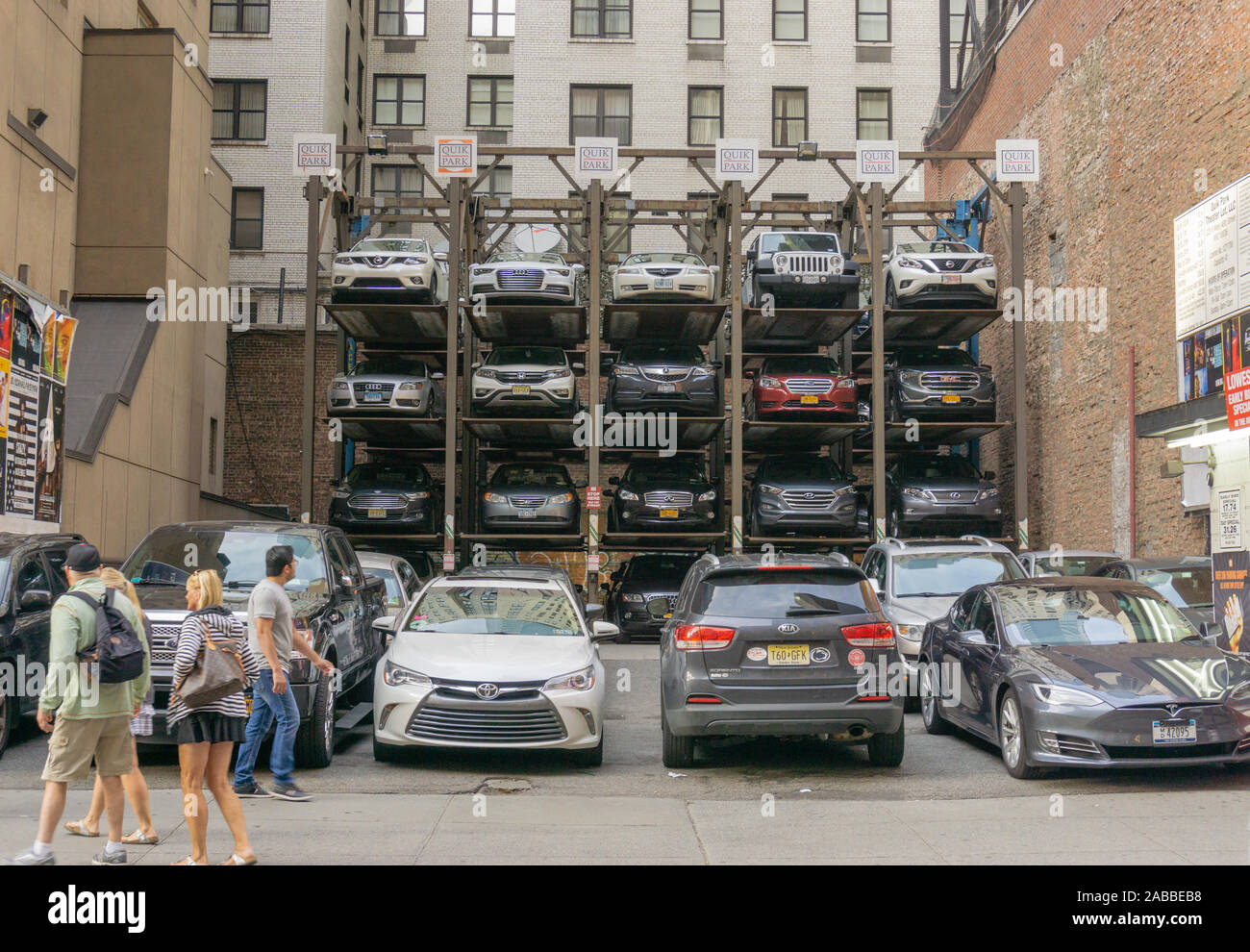 New York, USA, 20. August 2018: Mehrere Ebenen Parkplatz im Broadway District, New York City Stapel Stockfoto