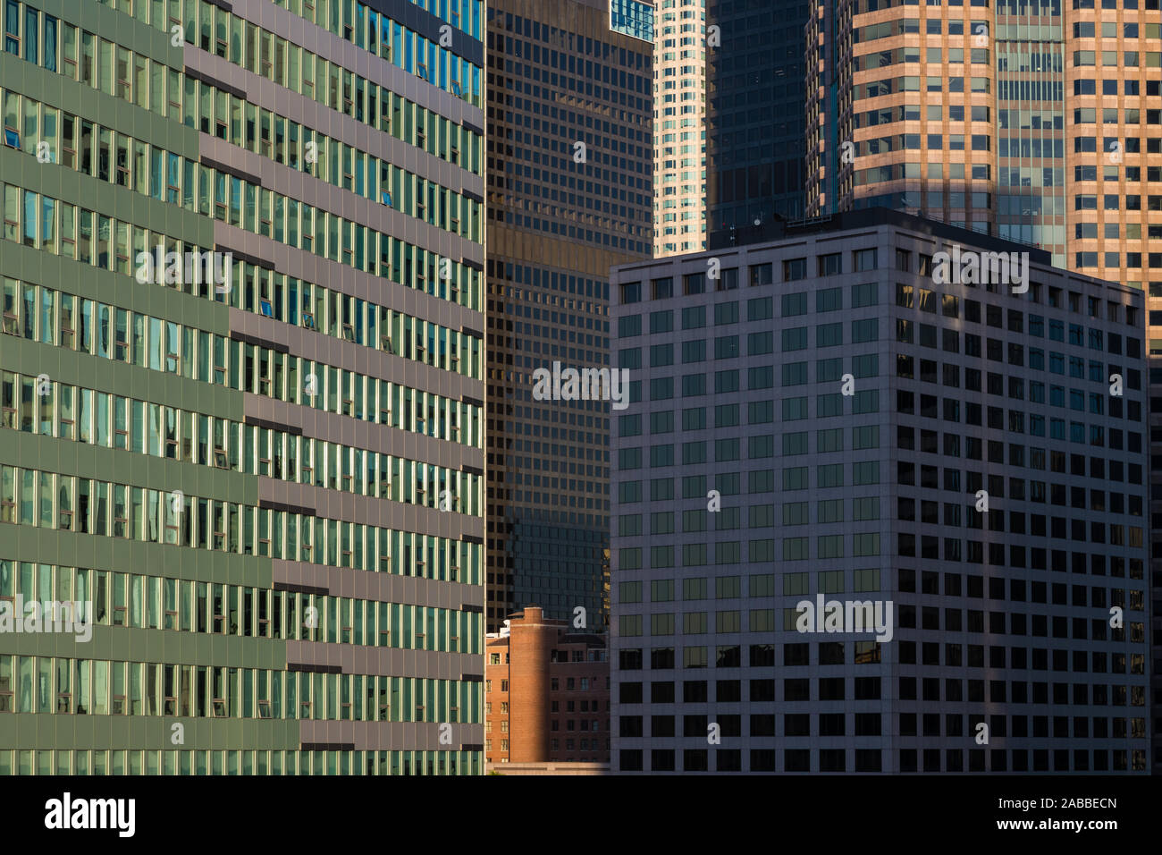 Dichten städtischen Szene von modernen Wolkenkratzern und Hochhäusern in einer Vielzahl von Farben und architektonischen Stile in der Innenstadt von Los Angeles, Kalifornien, U Stockfoto