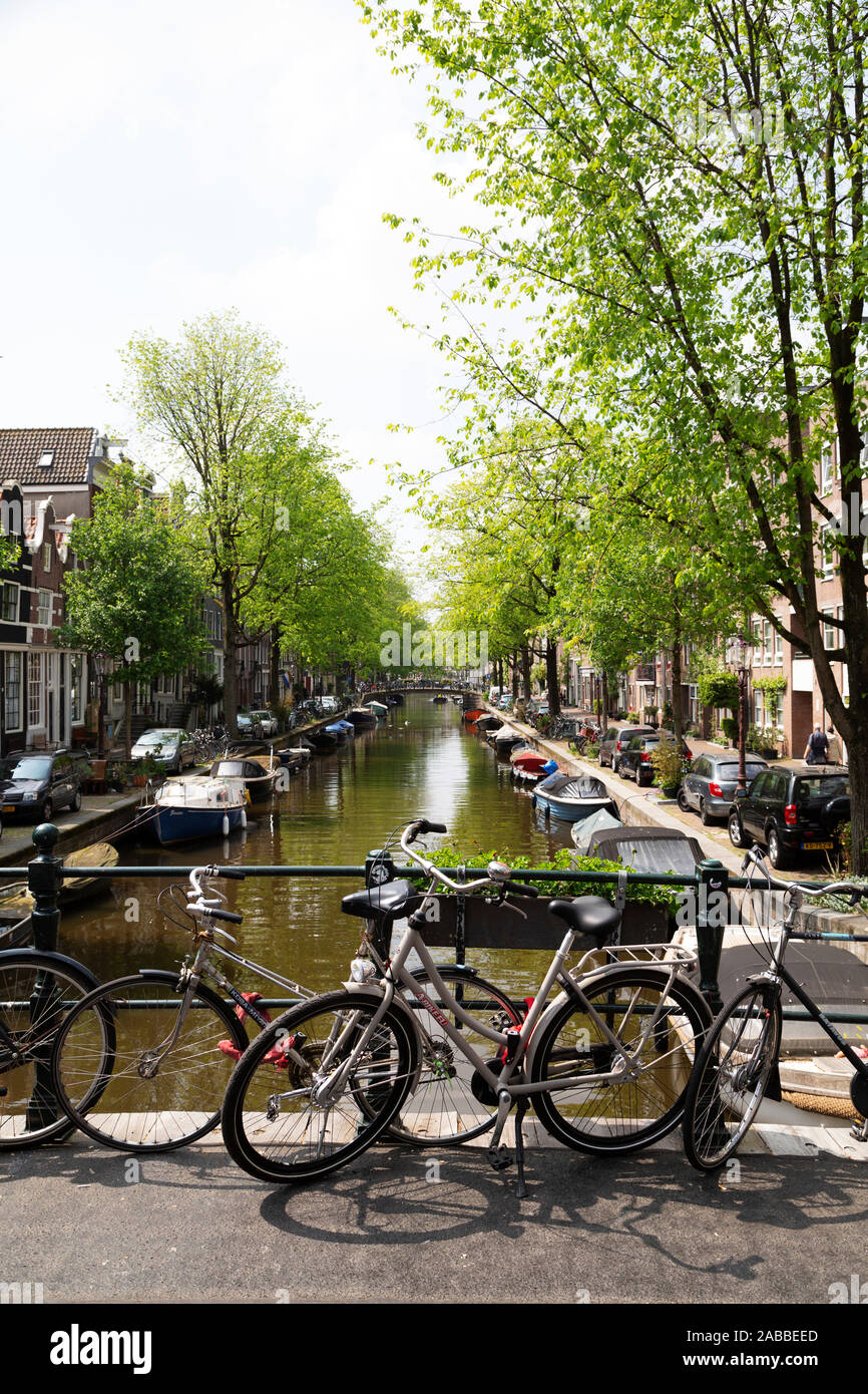 Fahrräder auf einer Brücke in Amsterdam in den Niederlanden geparkt. Die Zyklen werden gesperrt. Stockfoto