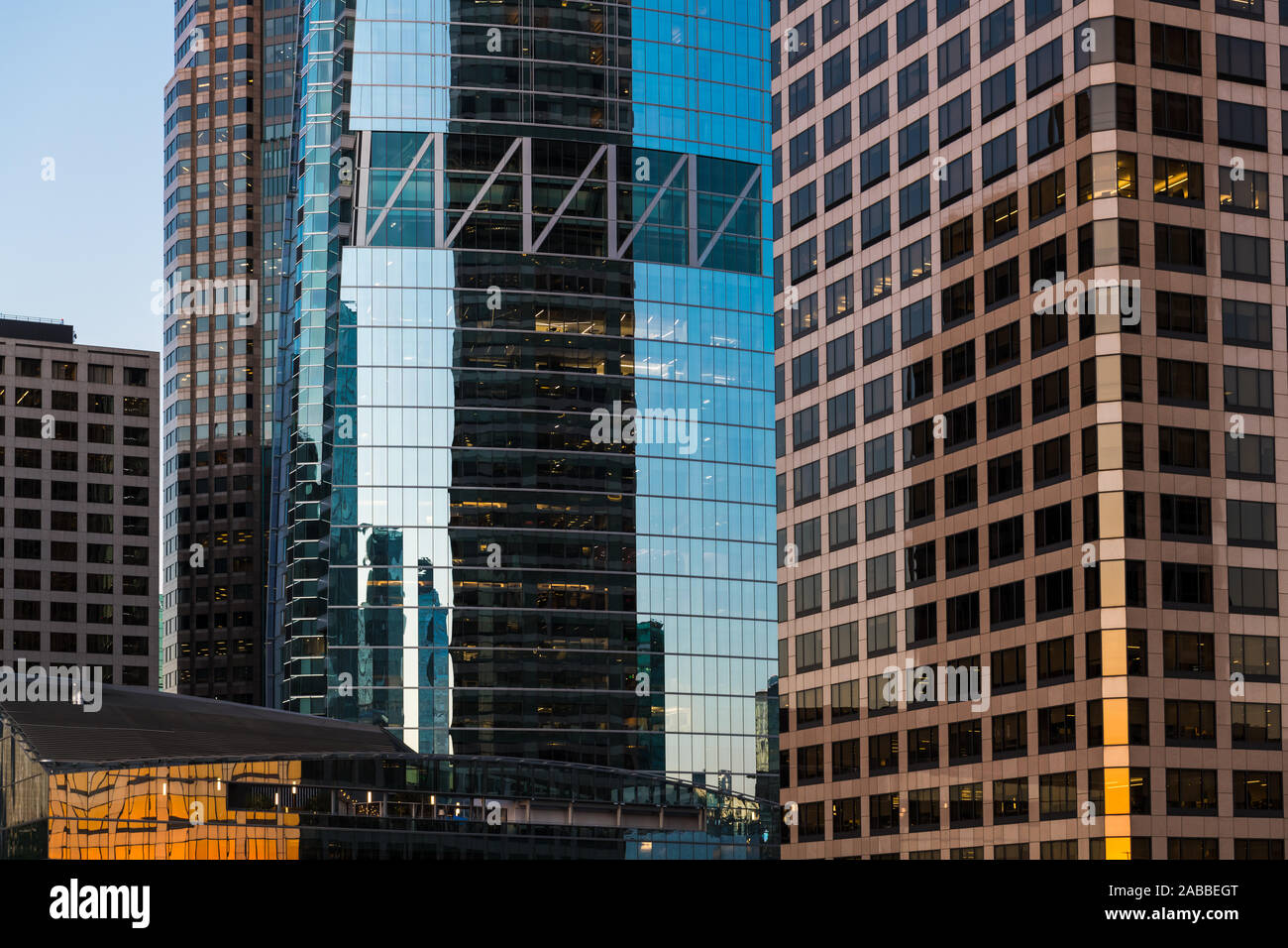Modernes Glas und Stahl Büro- und Wohngebäuden Wolkenkratzer spiegeln kontrastierenden Farben bei Sonnenuntergang in der Innenstadt von Los Angeles, Kalifornien, USA Stockfoto