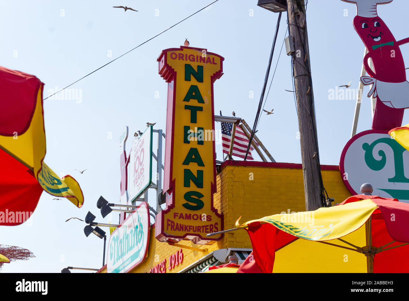 New York, USA - 20. August 2018 Die ursprünglichen Nathan's Hot Dog Restaurant in Coney Island, Brooklyn, New York. Stockfoto