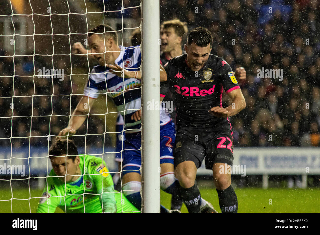 Reading, Großbritannien. 26 Nov, 2019. Jack Harrison von Leeds United Kerben seine Seiten erste Ziel gegen Lesen. EFL Skybet Meisterschaft übereinstimmen, Lesen v Leeds Utd im Madejski Stadium in der Lesung am Dienstag, den 26. November 2019. Dieses Bild dürfen nur für redaktionelle Zwecke verwendet werden. Nur die redaktionelle Nutzung, eine Lizenz für die gewerbliche Nutzung erforderlich. Keine Verwendung in Wetten, Spiele oder einer einzelnen Verein/Liga/player Publikationen. pic von Lewis Mitchell/Andrew Orchard sport Fotografie/Alamy Live news Credit: Andrew Orchard sport Fotografie/Alamy leben Nachrichten Stockfoto