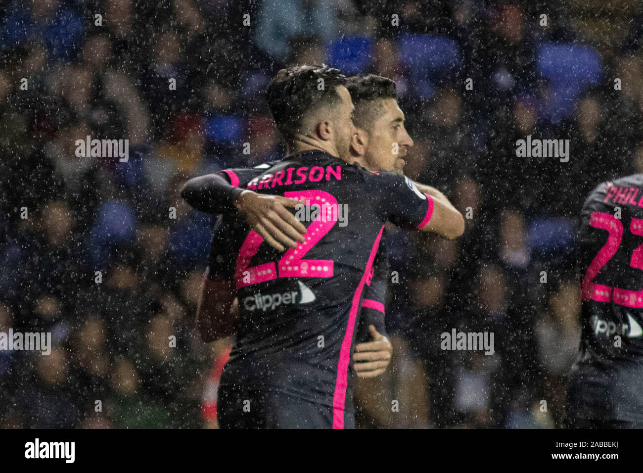 Reading, Großbritannien. 26 Nov, 2019. Jack Harrison von Leeds United feiert seine Seiten erstes Ziel zählenden gegen Lesung mit Pablo Hernandez von Leeds. EFL Skybet Meisterschaft übereinstimmen, Lesen v Leeds Utd im Madejski Stadium in der Lesung am Dienstag, den 26. November 2019. Dieses Bild dürfen nur für redaktionelle Zwecke verwendet werden. Nur die redaktionelle Nutzung, eine Lizenz für die gewerbliche Nutzung erforderlich. Keine Verwendung in Wetten, Spiele oder einer einzelnen Verein/Liga/player Publikationen. pic von Lewis Mitchell/Andrew Orchard sport Fotografie/Alamy Live news Credit: Andrew Orchard sport Fotografie/Alamy leben Nachrichten Stockfoto