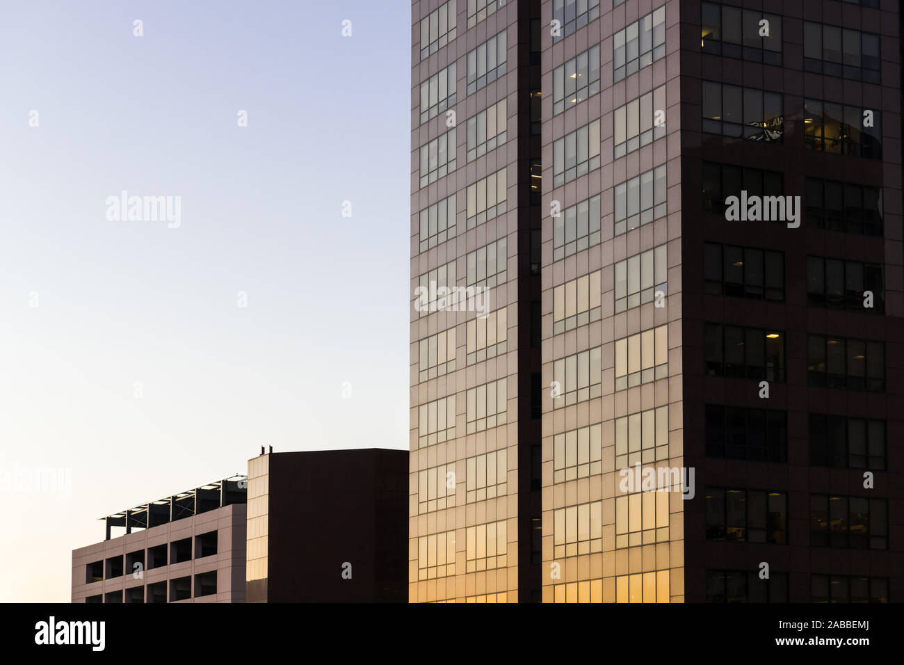 Nahaufnahme von Büro- und Wohngebäuden hohe Gebäude aus Glas, Stahl und Beton, die die goldenen Farben des Sonnenuntergangs in der Innenstadt von Los Angele Stockfoto